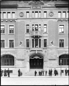 Portal och omliggande fasad till Kungl. Posthuset, Vasagatan 28-34