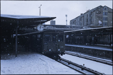 Snön faller över Gullmarsplan och ett tunnelbanetåg har stannat till vid perrongen år 1977