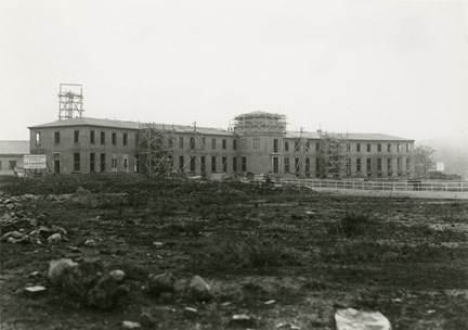 Sjöhistoriska museet under uppbyggnad. Det står byggnadsställningar runt byggnaden. 