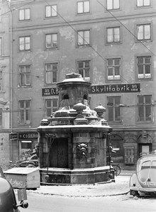 Brunkebergspumpen på Brunkebergstorg. Pumphuset flyttades till Stortorget 1953. I Brunkebergstorg 9 låg D. Bondarevskys Skyltfabrik