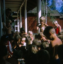 Barnens ö: Barn samlade utanför Åhlengården