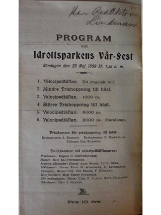 Stockholms Allmänna Velocipedklubb anordnar en ”velocipedtäfvlan” 1899. 