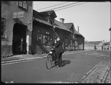 Två unga män med cykel vid Hornstullsgatan 1.