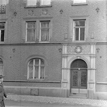 Portal och del av fasad till Linnégatan 76