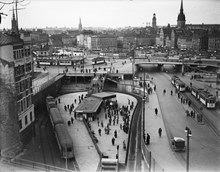 Tunnelbanestation vid Slussen år 1934, med utsikt över Södermalmstorg med spårvagnar. Gamla Stan i bakgrunden.