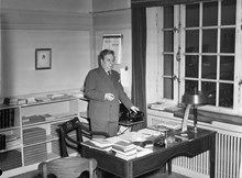 Nybroplan, Dramaten (Dramatiska teatern). Porträtt av avgående Dramatenchefen Ragnar Josephson. (Josephson var chef för Dramatiska Teatern i Stockholm 1948-1951)