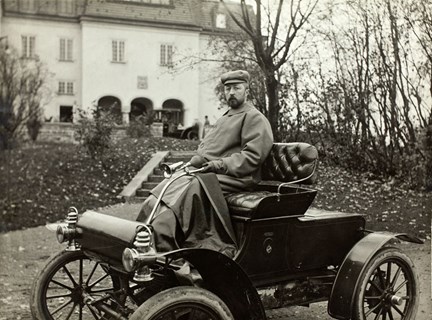 Prins Eugen sitter i sin Oldsmobile framför Slottet på Waldemarsudde år 1906.