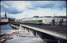 Tunnelbanetåg på Söderströmsbron under 1980-talet