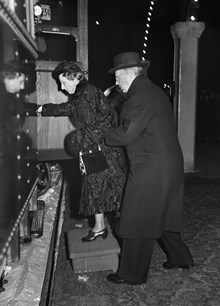 Centralstationen. Kung Gustaf Adolf och drottning Louise går ombord på den kungliga vagnen på tåget till Köpenhamn för att delta vid drottning Alexandrines begravning