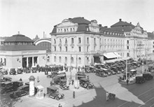 Centralstationens byggnad sedd från Vasagatan. Parkerade bilar på Centralplan