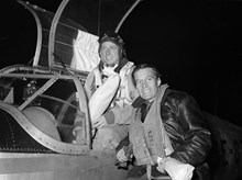 Bromma flygplats. Svenska antarktisflygarna åter hemma. Från vänster fanjunkare Karl Olof Wijkman och flygplanmästare Åke Hellström.