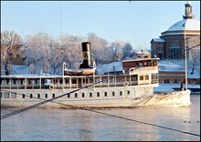 Ångbåten Norrskär passerar Skeppsholmen vid Skeppsholmskyrkan. Vinterbild