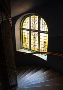Blyglasfönster i trapphuset, Blå tornet, Drottninggatan 85.