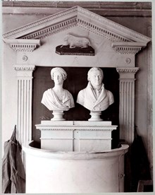 Två porträttbyster i Philipsenska skolan, Adolf Fredriks Torg 1. Interiör