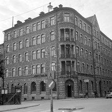 Apoteket Storken i hörnet av Storgatan 28 t.v. och Styrmansgatan 24