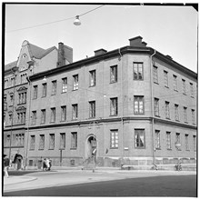 Hörnet Artillerigatan 37-41 - Linnégatan 37. Ursprungligen Hedvig Eleonora folkskola (Lilla Hedvig skola), därefter Linnéskolan.