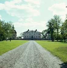 Hässelby Slott; gårdssidan med huvudbyggnad och flyglar
