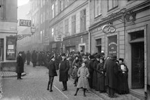 Skomakargatan söderut från Stortorget. Kö till en brödbutik under första världskriget.