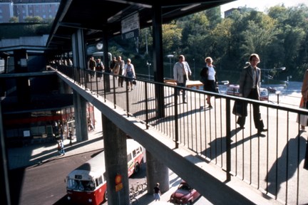 Trafikanter på gångbro.