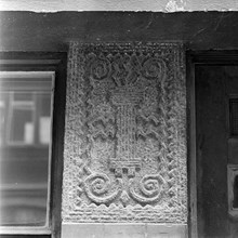 Norra Smedjegatan 30-32. Granitrelief i fasaden