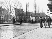 Fotgängare på Stora Badstugatan, nuvarande Sveavägen. T.v. Adolf Fredriks kyrkogård