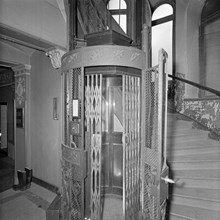 Linnégatan 85; hiss i bottenvåningen, höger trapphus
