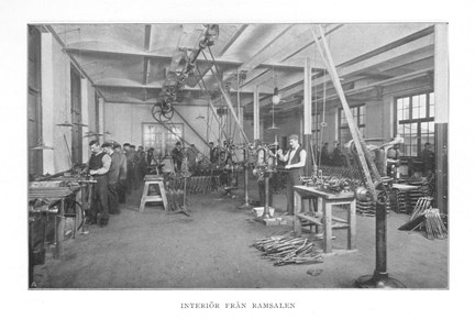 Arbetare monterar cyklar i fabriken.