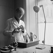 Sigurd Perssons Ateljé för guld och silversmide, 1955. Sigurd Persson inför utställningen Söder i konsten