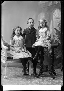 Porträtt av tre barn. Knut Ahlströms grupp.