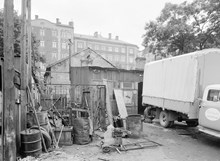 Gunnar Anderssons smidesverkstad vid dåvarande Åsötorget. I fonden ligger hus vid Blekingegatan