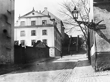 Kungstensgatan 11-13. Fotografiet är taget från hörnet av Lilla Badstugatan mot Saltmätargatan och trappan upp till Holländargatan