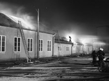 Brandmän bekämpar eldsvåda i tapetserar- och målarverkstäderna samt ett djurstall vid S:t Görans sjukhus