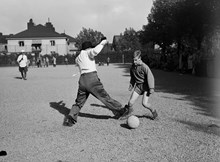 Hantverkargatan 67-69. Elever från Kungsholmens Läroverk (Högre allmänna läroverket å Kungsholmen) spelar fotboll mot sina utklädda lärare