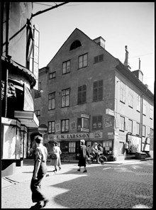 Klarabergsgatan 35. Från hörnet av Klara Norra Kyrkogata
