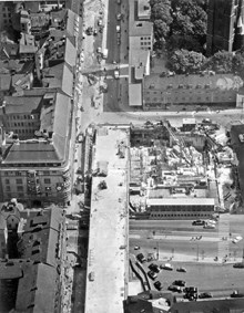 Flygfoto över Klarabergsviadukten vid Vasagatan. Hotell Continental under byggnad.