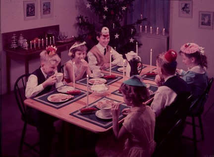 Reklamfoto för stearinljus i juletid. Barnkalas. Fotograf: Lennart Sääf, Esselte foto . Period 1950-1959