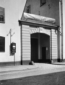 Nya Sandbergsgatan 1, nuvarande Bjurholmsgatan 1. Portal med portgång till Katarina sjukhus. Elledningar är dragna längs väggen.  Dåvarande kv. Plogen, nu kv. Tegen