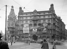 Stureplan 8. Hotell Anglais med reklamskyltar. Huset byggdes 1883 och revs 1955. T.v. Stureplan 10 (byggt 1900). Ledningar till trådbussar korsar gatan