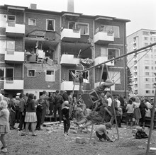Skebokvarnsvägen 282. En gasexplosion. Hela ytterväggen på lägenheten kastades ut över en lekplats