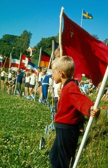 Barnens ö: Pojkar med flaggor