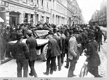 Polisrazzia på Vasagatan i samband med storstrejken år 1909.