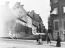 Kammakargatan österut från Upplandsgatan. Det låga hörnhuset i trä t.v. revs 1899 och ersattes av Sankt Peters kyrka
