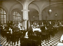 Restaurang Damberg. Interiör, tredjeklassmatsalen. Folkrestaurangen togs över av SARA-bolaget den 1 januari 1935 men drevs tidigare av källarmästare A G Damberg, som avled i slutet av 1934. Restaurangen öppnade 1903.