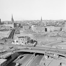 Utsikt från Katarinahissen norrut. Kolingsborg byggs. Till vänster syns pelare utsatta för anläggning av Centralbron