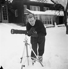 Porträtt av fotograf Pål-Nils Nilsson. (Nilsson fick Svenska Dagbladets fotografiska belöning för år 1955, på 1000 kr)