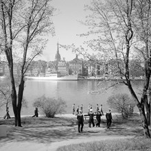 Matroser på Skeppsholmen med utsikt mot Strömmen och Gamla Stan