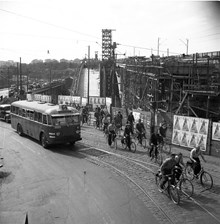 Cyklister på väg till staden år 1946. Bygget av  Skanstullsbron pågår.