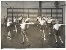 Gymnastiklektion på Anna Sandströms skola