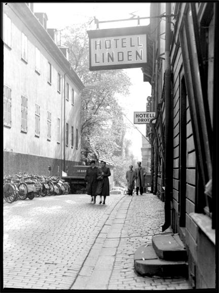 Klara Västra Kyrkogata söderut vid Hotell Linden