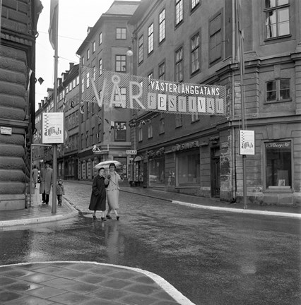 På en banderoll mellan husen står "Västerlånggatans vårfestival".